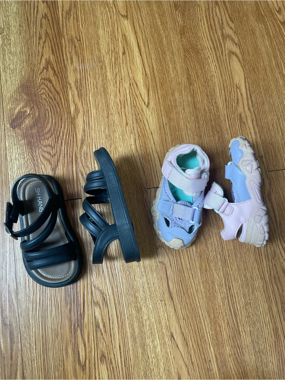 2 pairs of girl sandals size 7